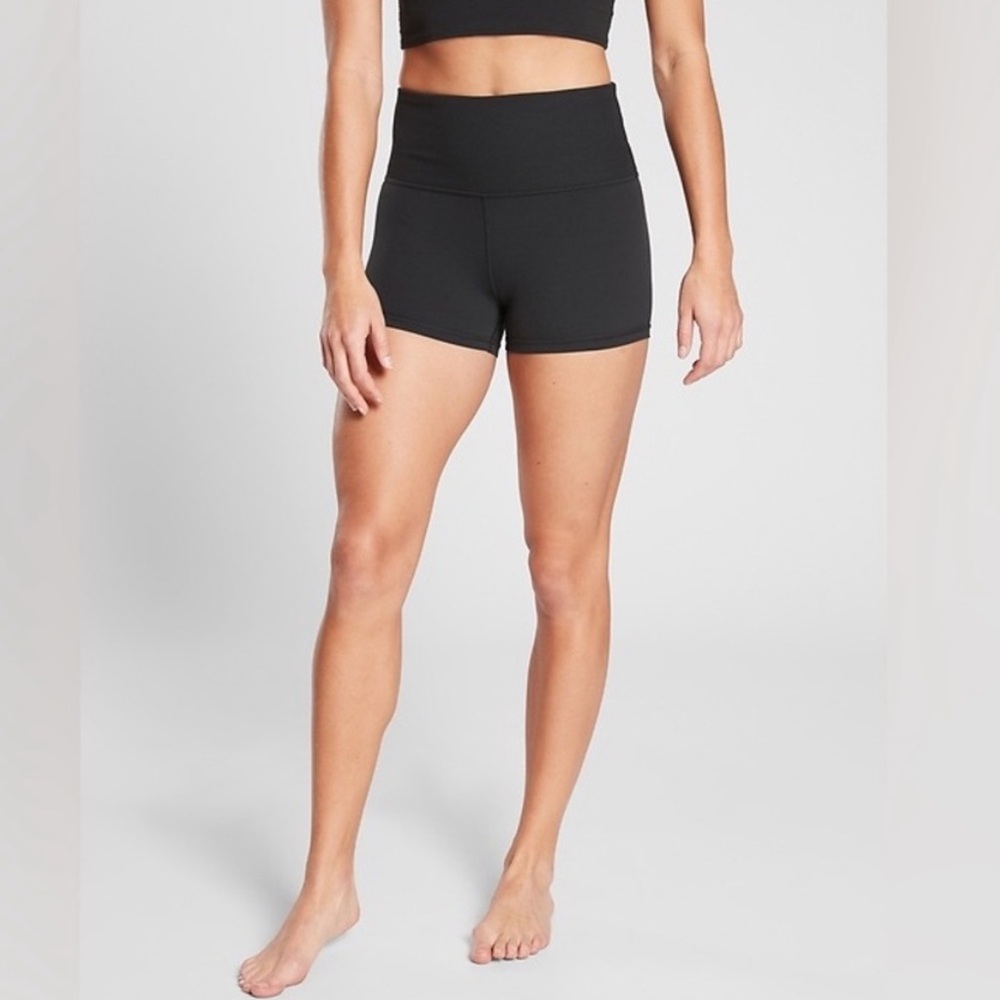 ATHLETA Studio 2.5” Short Spandex Black Athletic Shorts Size Large